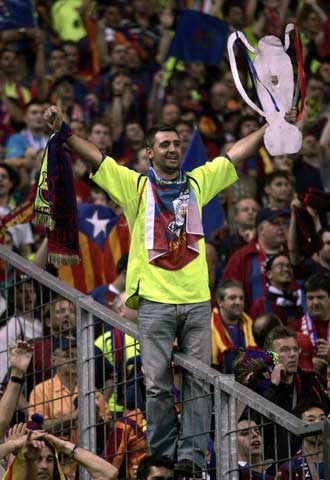 Un aficionado   culé,    anoche, da la nota en las gradas de París.