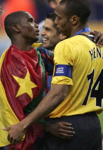 Eto'o saluda a Henry tras el partido.