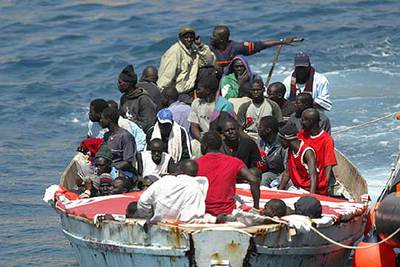 Una barca con inmigrantes a su llegada ayer al puerto de los Cristianos, en Tenerife.