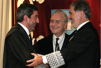 Javier Zaragoza (izquierda), felicitado por Conde-Pumpido en presencia de Carlos Dívar