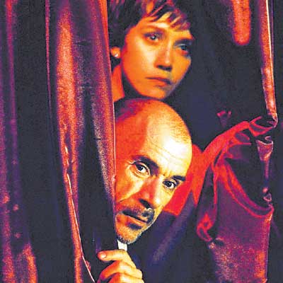 Camila Morgado y Ricardo Blat, en un fotograma de  Quién pagará el entierro y las flores si yo me muero de amores. 