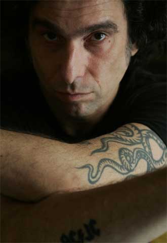 Andrés Calamaro vuelve al tango en  Tinta roja. 