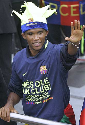 Eto'o saluda a los aficionados en en el transcurso de los festejos.