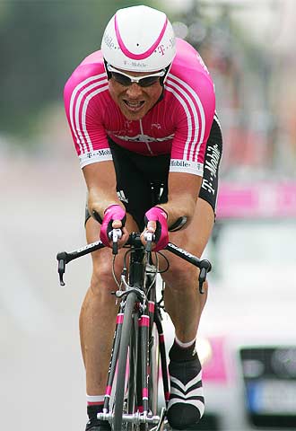 Ullrich  vuela   por la llanura toscana durante la contrarreloj de ayer. 