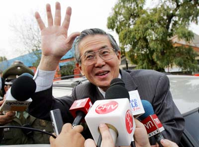 Alberto Fujimori saluda tras salir de la prisión, ayer en Santiago.