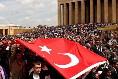 Manifestación en protesta por el asesinato de un juez celebrada en el mausoleo de Atatürk en Ankara.