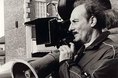 El director de cine Val Guest, durante un rodaje en 1984.