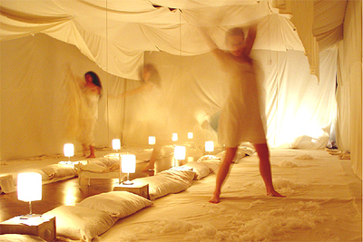 Un momento de la representación de 'La cama'.