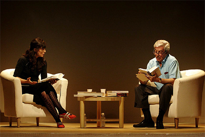Vargas Llosa y Aitana Sánchez-Gijón, en 'La verdad de las mentiras', libro de ensayos del autor peruano adaptado al teatro.