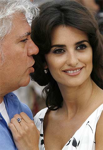 Pedro Almodóvar con Penélope Cruz, protagonista de  Volver , en el pasado Festival de Cannes.