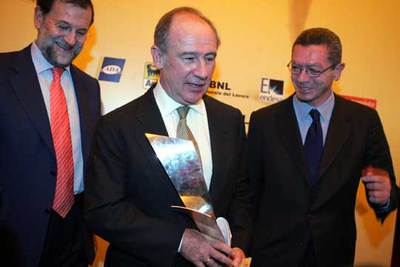 Rodrigo Rato, flanqueado por Mariano Rajoy y Alberto Ruiz-Gallardón en la entrega de los Premios Tiépolo.