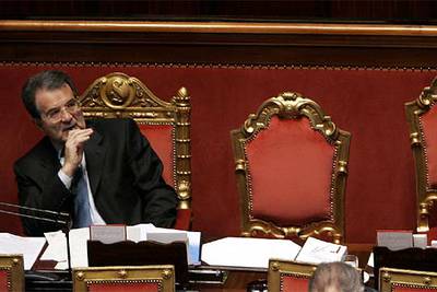 El presidente del Consejo de Ministros italiano, Romano Prodi, atiende al debate en el Senado poco antes de la votación.