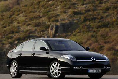 Los trazos fluidos del C6 crean una línea elegante que integra bien la zaga. En el frontal destaca la nueva parrilla de Citroën, con dos listones cromados que reproducen el escudo (los  chevrones)  de la marca.