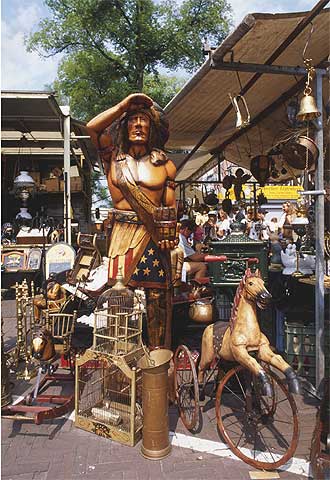 En el mercadillo de Waterlooplein se encuentran desde ropa usada hasta  matrioshkas  de personajes como Madonna.