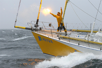Dee Caffari agita sus brazos de alegría a bordo del  Aviva. 