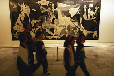 En 2006 se cumplen 25 años de la llegada del 'Guernica' de Picasso a Madrid, que hoy se exhibe en el Museo Reina Sofía.