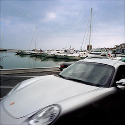 Puerto Banús es una calle para exhibicionistas. Allí se juntan coches y yates de lujo para ser vistos y envidiados.