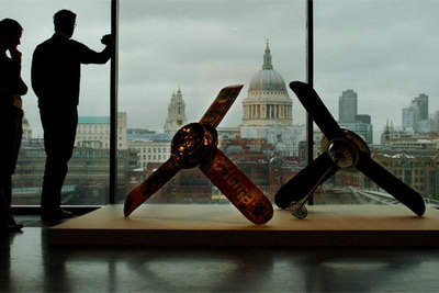 Dos visitantes de la Tate Modern de Londres,   fotografiados ayer junto a las instalaciones Skateboarderistismatrnics   (izquierda) y  Erik Ellington,  ambas de 2004, de Alexandre da Cunha.