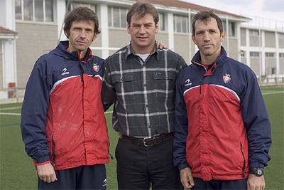 Ziganda, a la izquierda, junto a Urban y su ayudante, Goicoetxea.