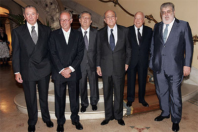Los empresarios Leopoldo Rodés, Manuel Carreras, Javier de Godó, Plácido Arango, Jesús de Polanco y José Manuel Lara, de izquierda a derecha, durante el acto celebrado en el Círculo Ecuestre.
