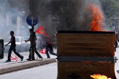Un contenedor arde en una calle de Sevilla tras la concentración de trabajadores del metal.