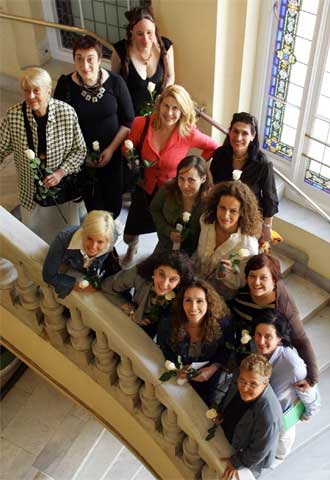 Charo López y Ana Belén, en el centro apoyadas en la barandilla, junto al grupo de actrices que presentó la campaña a favor de la paz.