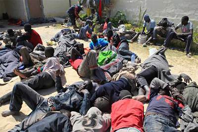 Inmigrantes  sin papeles  retenidos en Nuadibú (Mauritania), tras ser interceptados cuando iban a Canarias.