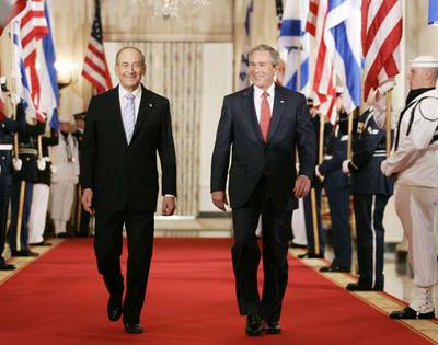 Ehud Olmert (izquierda) y Bush, ayer tras su reunión en la Casa Blanca.