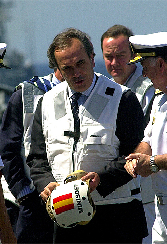 José Antonio Alonso, en el portaaeronaves  Príncipe de Asturias. 