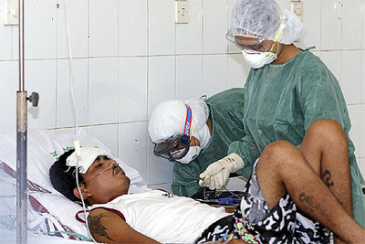 El único miembro del brote de gripe aviar de Sumatra que sigue vivo recibe tratamiento.