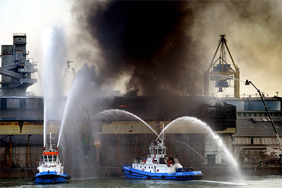 Aparatoso incendio en el puerto de Barcelona