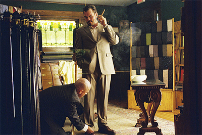 Matt Dillon, de pie, en un fotograma de  Factótum. 