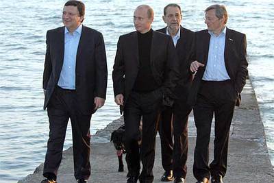 De izquierda a derecha, el presidente de la Comisión, Jose Manuel Durão Barroso; el presidente ruso, Vladímir Putin; el alto representante de la Política Exterior de la UE, Javier Solana, y el canciller austriaco, Wolfgang Schüssel.