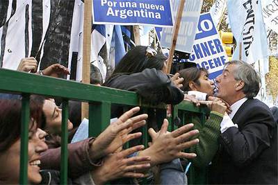 El presidente argentino, Néstor Kirchner, saluda a algunos de los ciudadanos que asistieron ayer a la celebración nacional en Buenos Aires.