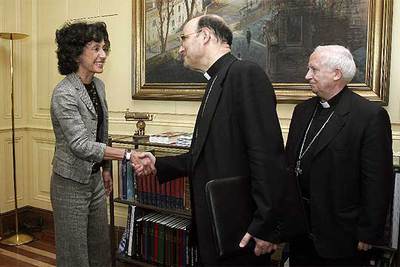 La ministra Cabrera, con la delegación de la Conferencia Episcopal. A la derecha, el cardenal Cañizares.