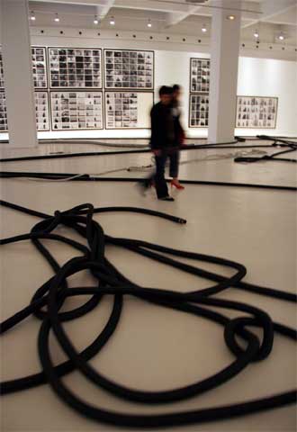 Mangueras de la creación de Santiago Sierra  245 metros cúbicos .