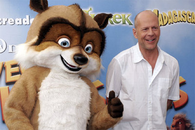 Bruce Willis, junto al mapache al que pone voz en   Vecinos invasores.