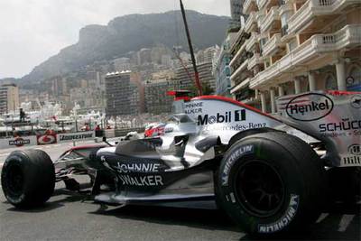 Kimi Raikkonen sale de  boxes  con su McLaren.