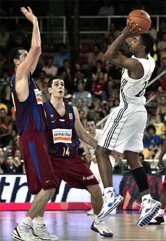 Bullock intenta lanzar ante Kakiouzis y De la Fuente.