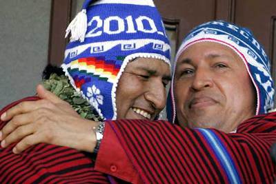Evo Morales (izquierda) y Hugo Chávez, con poncho y  lluchu , ayer en Cochabamba.