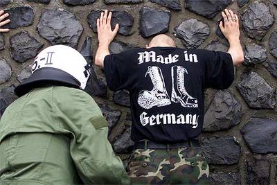 Un  ultra  es cacheado por la policía durante una protesta racista celebrada en Düsseldorf en octubre de 2000.