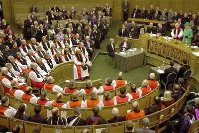 La reina Isabel II abre el Sínodo General de la Iglesia de Inglaterra en noviembre de 2000.