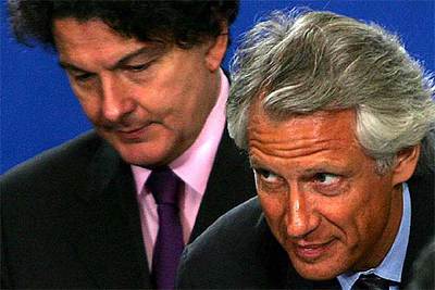 Dominique de Villepin, a la derecha de la foto, junto al ministro de Finanzas Thierry Breton.