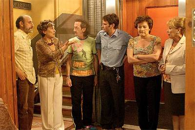 'AQUÍ NO HAY QUIEN VIVA'. Los estrambóticos vecinos de Antena 3 nacieron en septiembre de 2003 de la mano del polifacético José Luis Moreno. Atraen una media de 5.069.000 espectadores cada semana (28,5%).