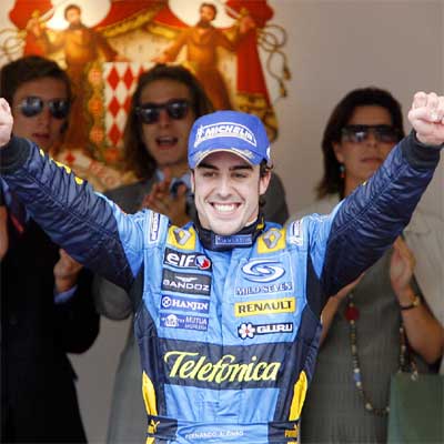 Fernando Alonso, en el podio. Tras él, la princesa Carolina (derecha) y sus dos hijos.