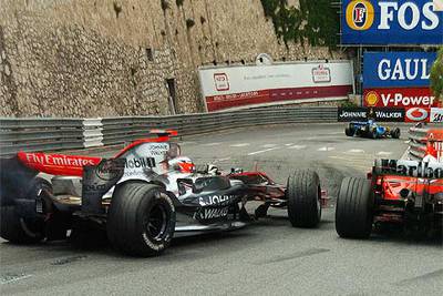 Michael Schumacher, a la derecha, adelanta a Kimi Raikkonen, que acaba de romper su McLaren.