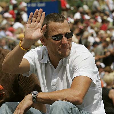 Lance Armstrong saluda durante las 500 millas de Indianápolis.