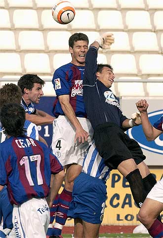 Mairata, del Eibar, intenta cabecear ante Orlando, portero del Lorca.