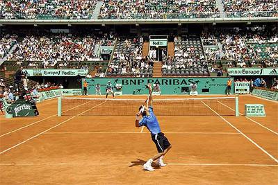 Roger Federer ejecuta un saque durante su partido contra Diego Hartfield.