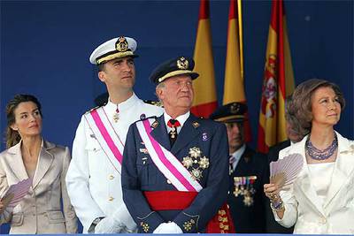 Los Reyes y los Príncipes de Asturias, durante el desfile del Día de las Fuerzas Armadas.